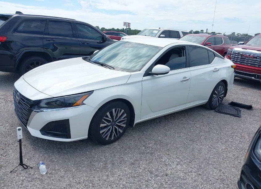 Photo 2 of 2023 Nissan Altima SV FWD (VIN 1N4BL4DV3PN400974)