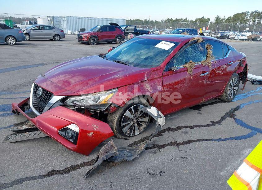 Photo 2 of 2020 Nissan Altima SV FWD (VIN 1N4BL4DV4LC145709)