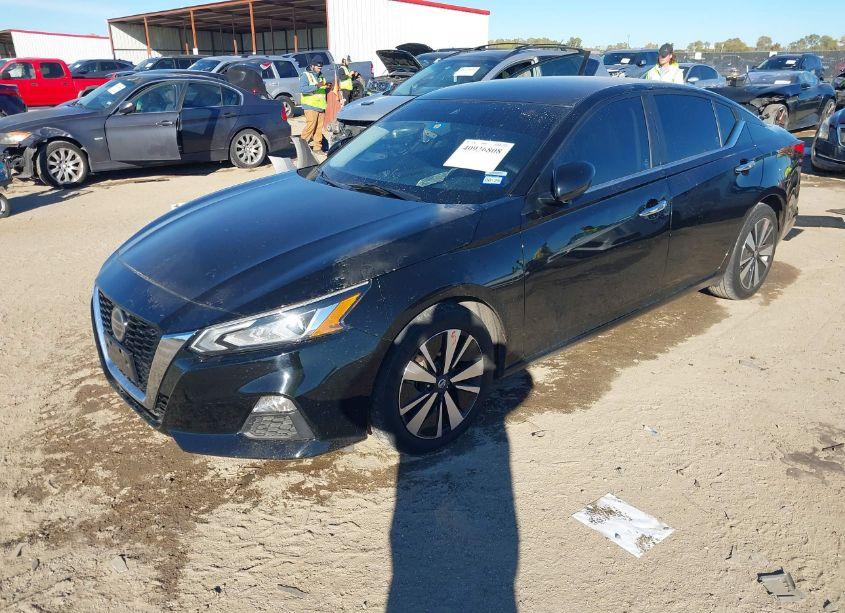 Photo 2 of 2021 Nissan Altima SV FWD (VIN 1N4BL4DV4MN359072)