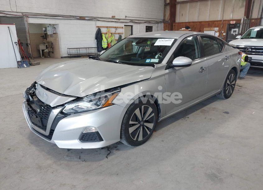 Photo 2 of 2022 Nissan Altima SV FWD (VIN 1N4BL4DV4NN317096)
