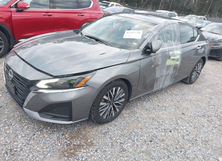 Photo 2 of 2023 Nissan Altima SV FWD (VIN 1N4BL4DV4PN346424)