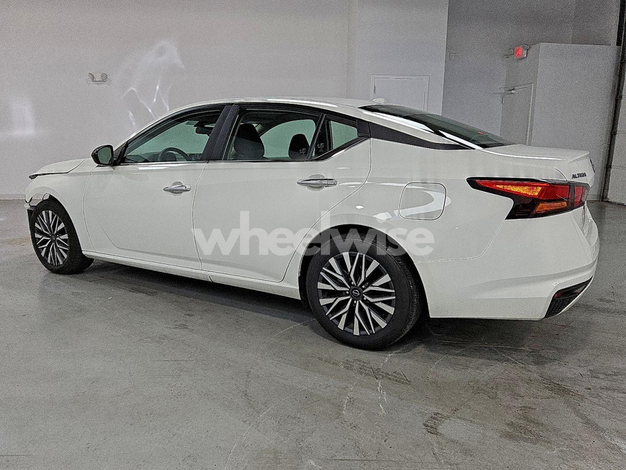 Photo 2 of 2025 NISSAN ALTIMA SV (VIN 1N4BL4DV4SN393963)