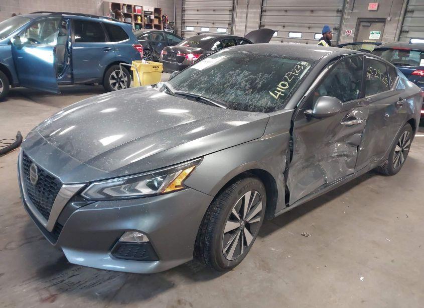 Photo 2 of 2021 Nissan Altima SV FWD (VIN 1N4BL4DV5MN404343)