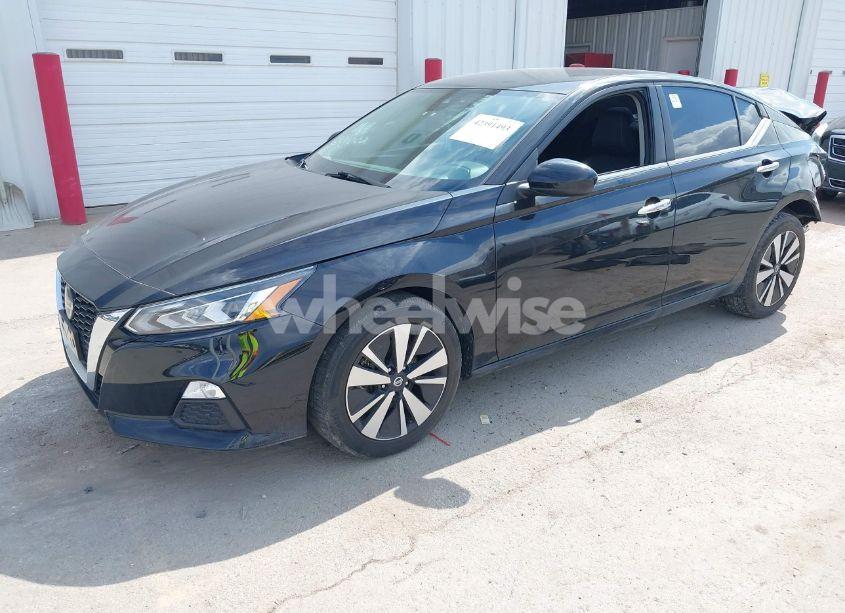 Photo 2 of 2022 Nissan Altima SV FWD (VIN 1N4BL4DV5NN326437)