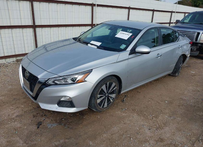 Photo 2 of 2022 Nissan Altima SV FWD (VIN 1N4BL4DV5NN330066)