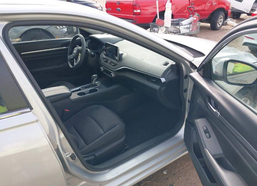 Photo 5 of 2022 Nissan Altima SV FWD (VIN 1N4BL4DV5NN330066)