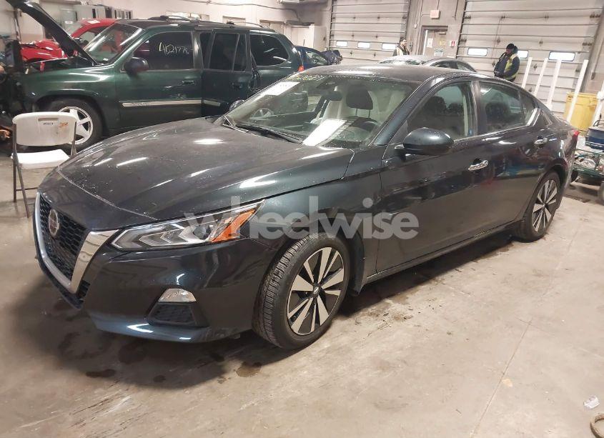 Photo 2 of 2022 Nissan Altima SV FWD (VIN 1N4BL4DV5NN357932)