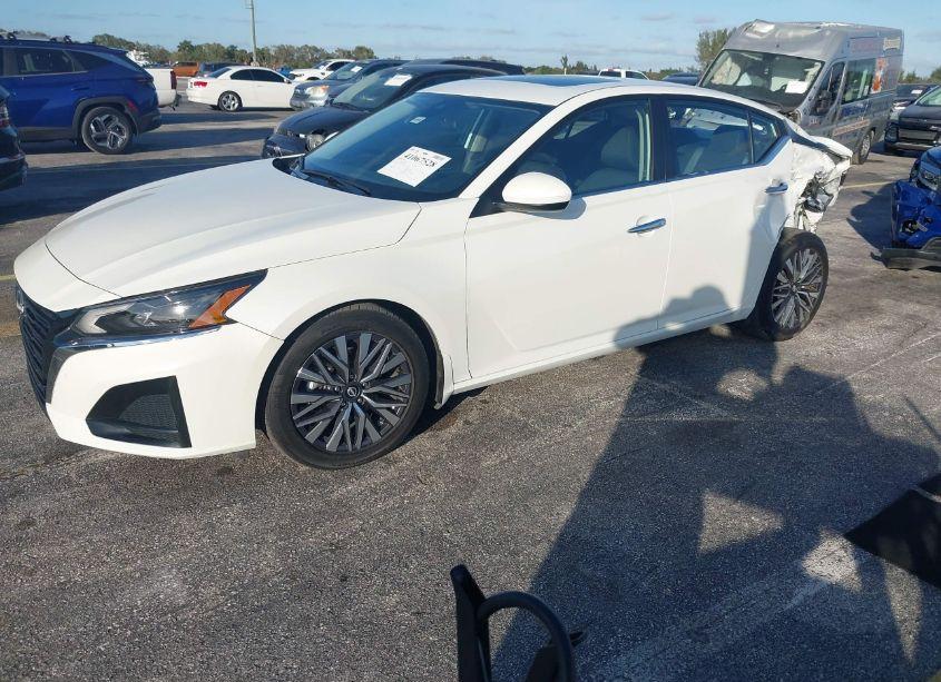 Photo 2 of 2023 Nissan Altima SV FWD (VIN 1N4BL4DV5PN360333)