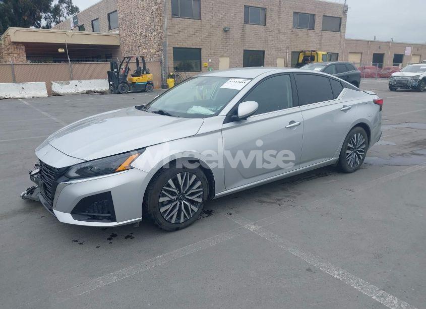 Photo 2 of 2023 Nissan Altima SV FWD (VIN 1N4BL4DV5PN372417)