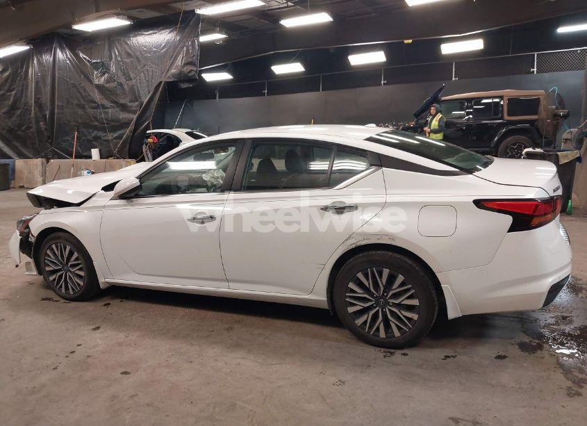 Photo 13 of 2023 Nissan Altima SV FWD (VIN 1N4BL4DV5PN426380)