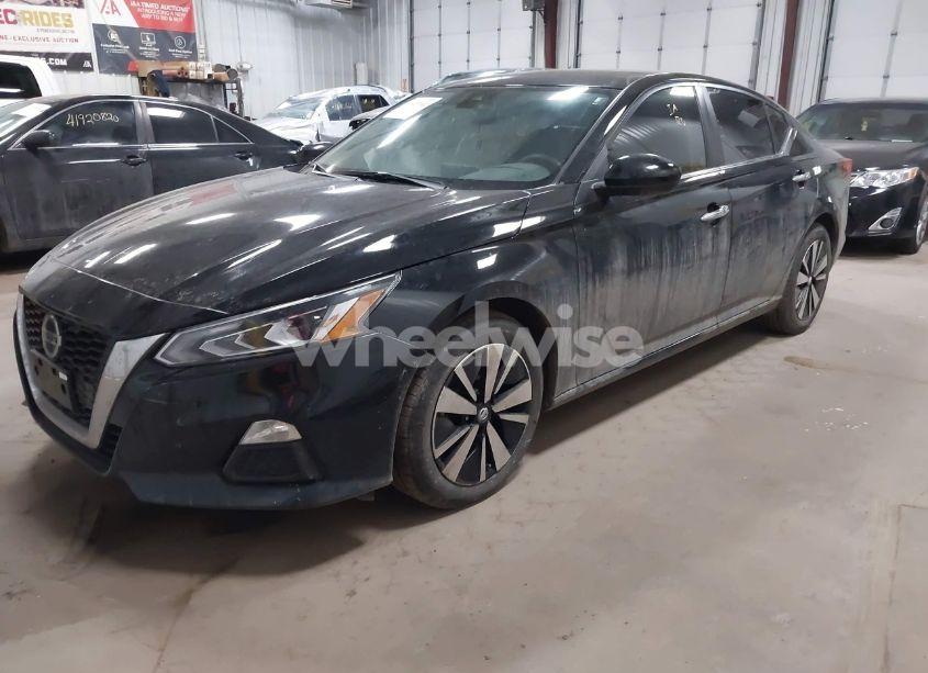 Photo 2 of 2021 Nissan Altima SV FWD (VIN 1N4BL4DV6MN394664)