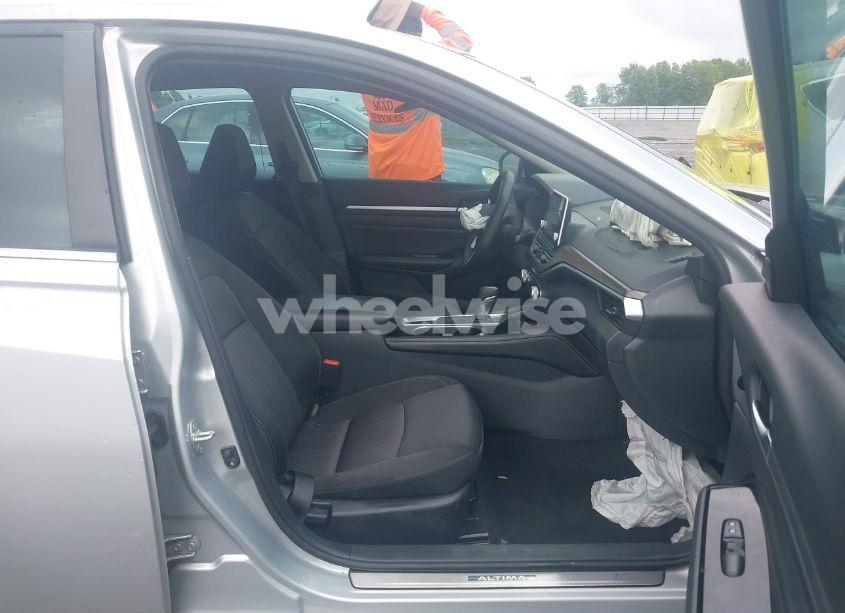 Photo 5 of 2023 Nissan Altima SV FWD (VIN 1N4BL4DV6PN300982)