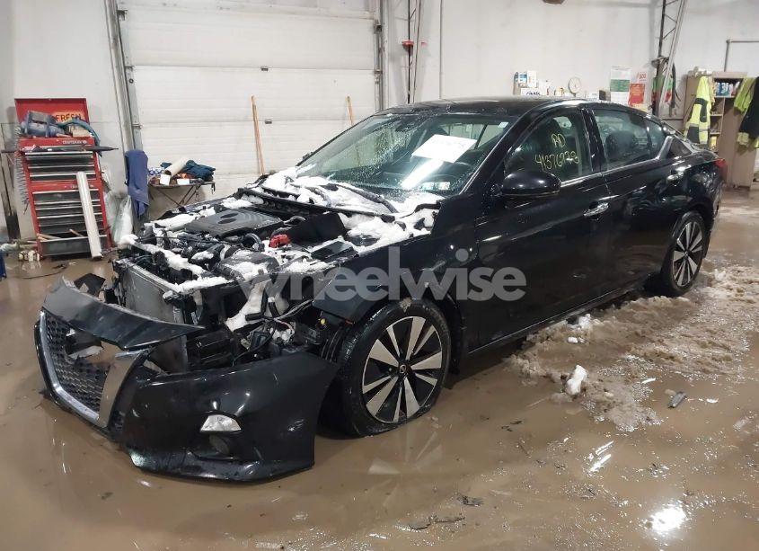 Photo 2 of 2020 Nissan Altima SV FWD (VIN 1N4BL4DV7LC127723)