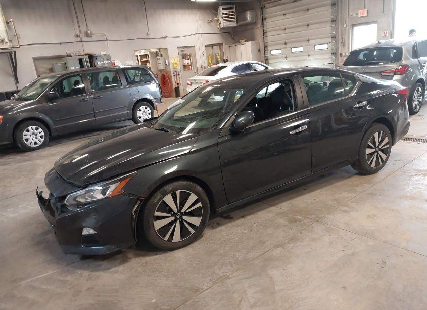 Photo 2 of 2022 Nissan Altima SV FWD (VIN 1N4BL4DV7NN314659)