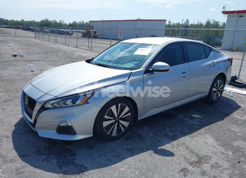 Photo 2 of 2022 Nissan Altima SV FWD (VIN 1N4BL4DV7NN410422)