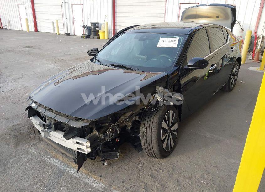 Photo 2 of 2021 Nissan Altima SV FWD (VIN 1N4BL4DV8MN333137)