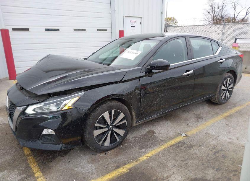 Photo 2 of 2021 Nissan Altima SV FWD (VIN 1N4BL4DV8MN360581)