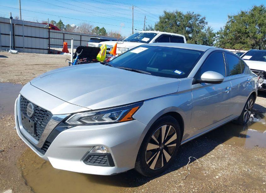 Photo 2 of 2022 Nissan Altima SV FWD (VIN 1N4BL4DV8NN371131)