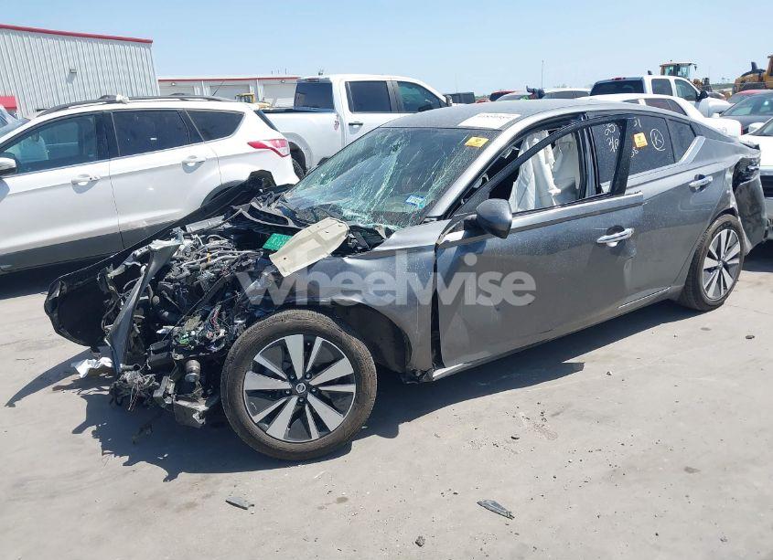 Photo 2 of 2022 Nissan Altima SV FWD (VIN 1N4BL4DV8NN381738)