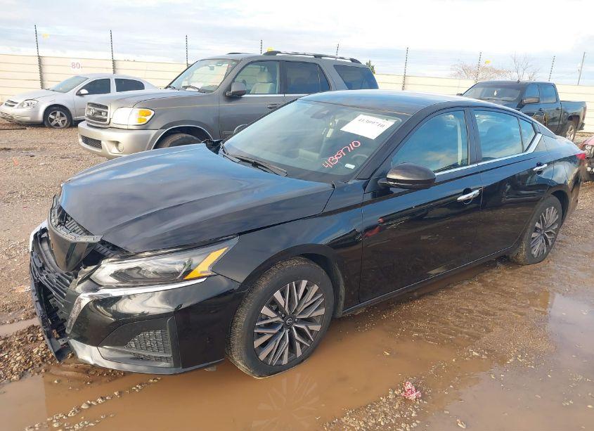 Photo 2 of 2023 Nissan Altima N/A (VIN 1N4BL4DV8PN341064)