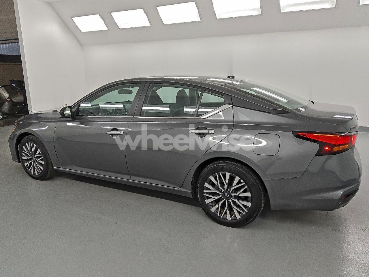 Photo 2 of 2025 NISSAN ALTIMA SV (VIN 1N4BL4DV8SN337363)