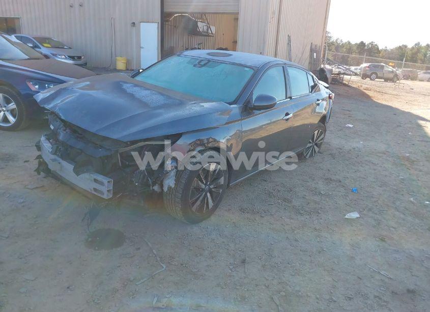 Photo 2 of 2021 Nissan Altima SV FWD (VIN 1N4BL4DV9MN411540)