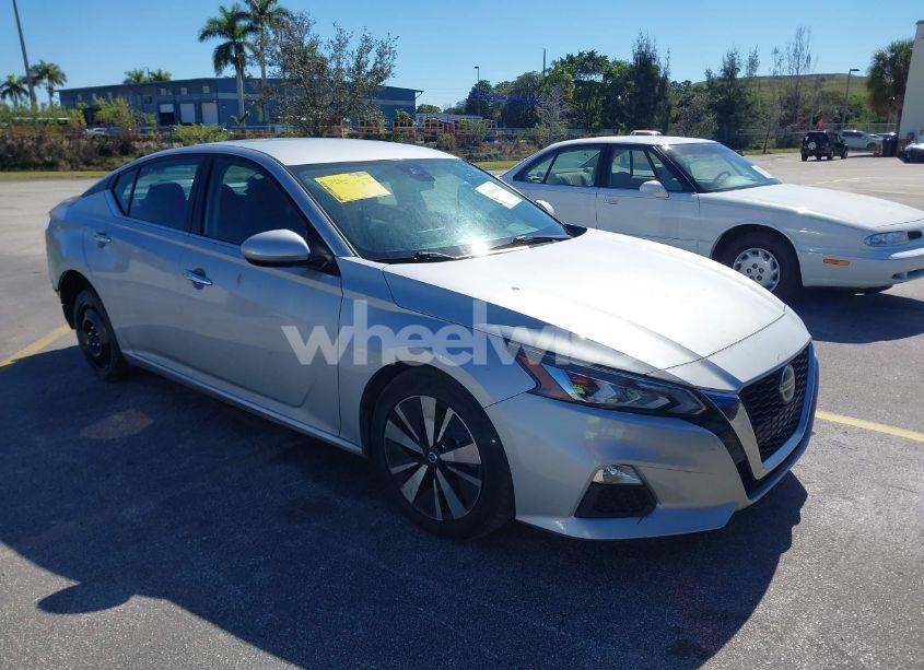 2022 Nissan Altima SV FWD (VIN 1N4BL4DV9NN325856) main photo