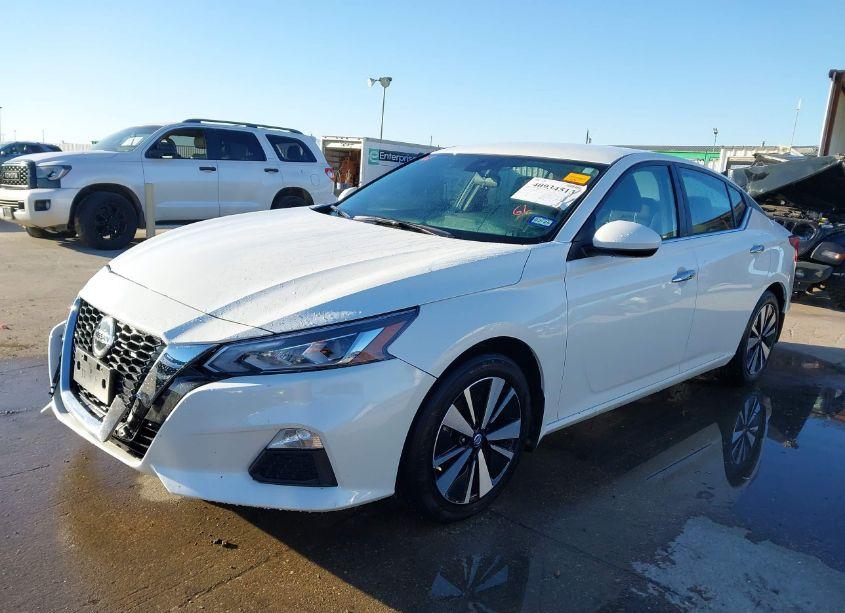 Photo 2 of 2022 Nissan Altima SV FWD (VIN 1N4BL4DV9NN345959)