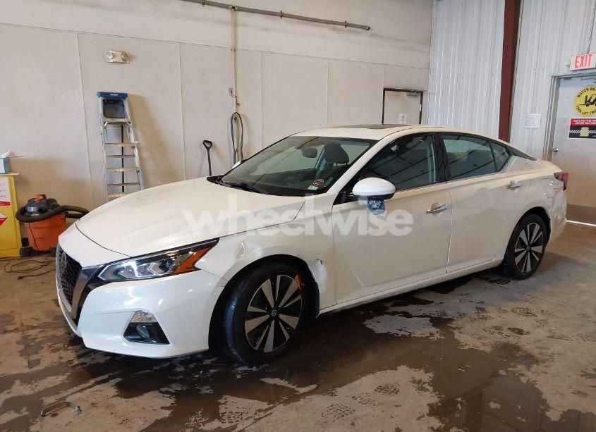 Photo 2 of 2020 Nissan Altima SV FWD (VIN 1N4BL4DVXLC246009)