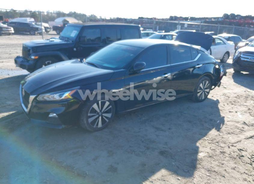 Photo 2 of 2021 Nissan Altima SV FWD (VIN 1N4BL4DVXMN347945)