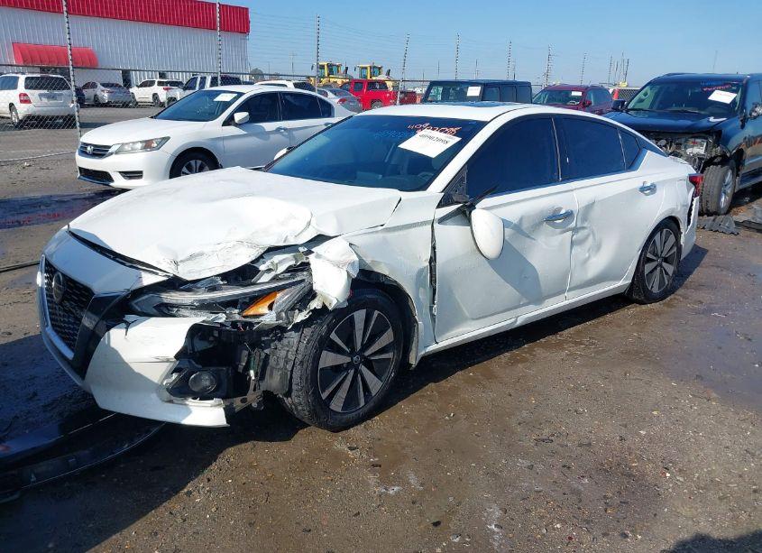 Photo 2 of 2022 Nissan Altima SL FWD (VIN 1N4BL4EV2NN405725)