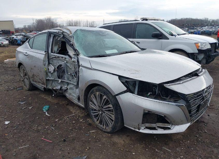 2023 Nissan Altima SL FWD (VIN 1N4BL4EV5PN412588) main photo