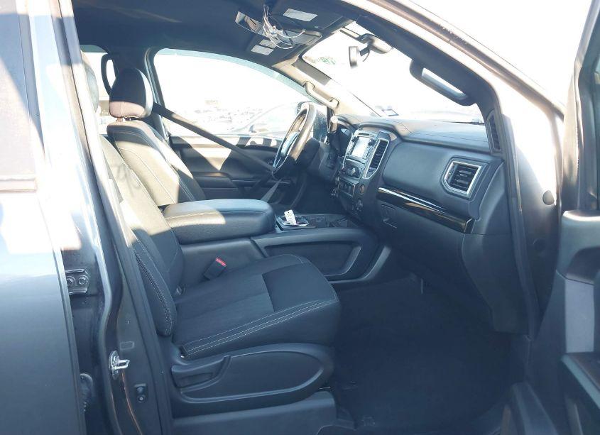 Photo 5 of 2018 Nissan Titan PLATINUM RESERVE/PRO-4X/S/SL/SV (VIN 1N6AA1E52JN546957)