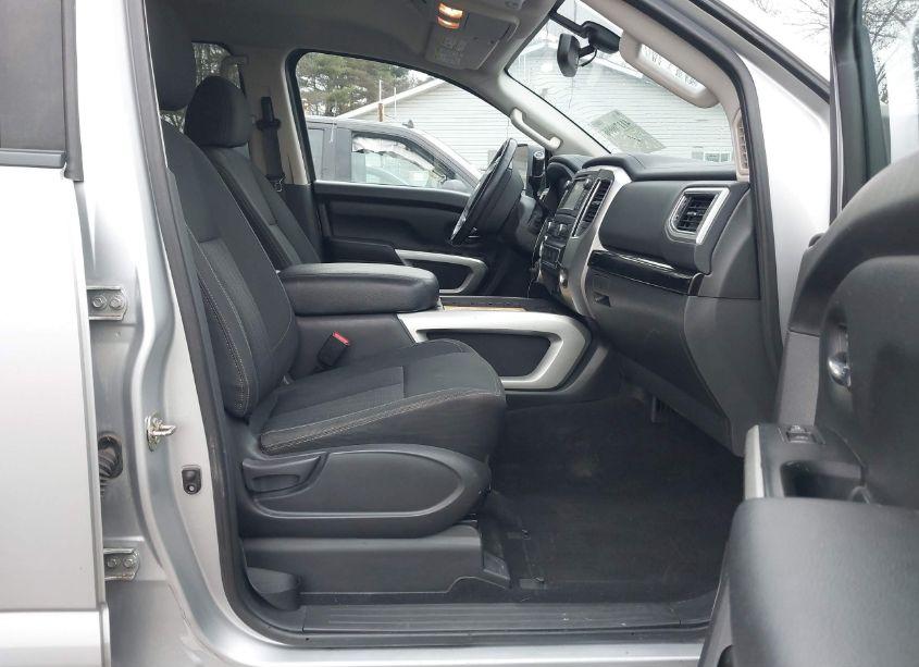 Photo 5 of 2016 Nissan Titan XD PLATINUM RESERVE GAS/PRO-4X GAS/S GAS/SL GAS/SV GAS (VIN 1N6AA1F45GN511232)