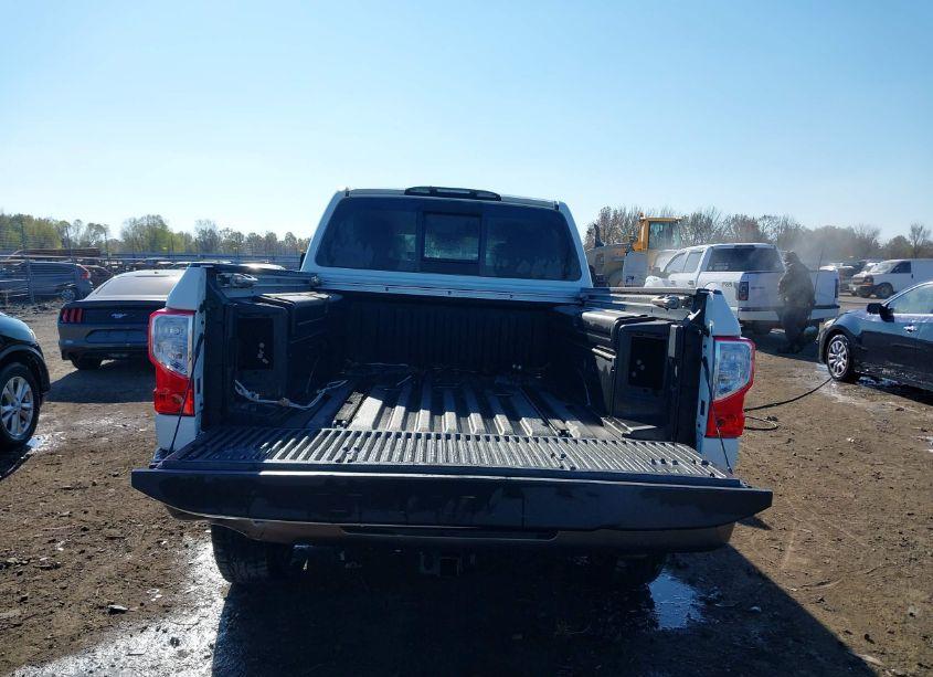 Photo 8 of 2016 Nissan Titan XD PLATINUM RESERVE DIESEL (VIN 1N6BA1F26GN507323)