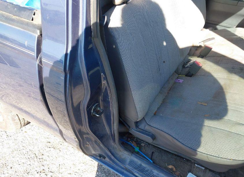 Photo 8 of 2000 Nissan Frontier XE (VIN 1N6DD21SXYC362670)