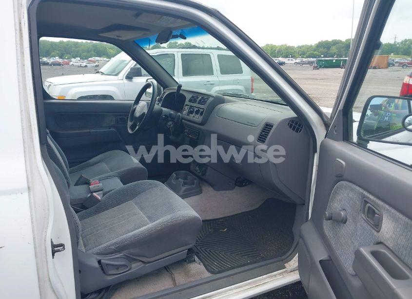 Photo 5 of 2000 Nissan Frontier XE (VIN 1N6DD26S1YC353901)