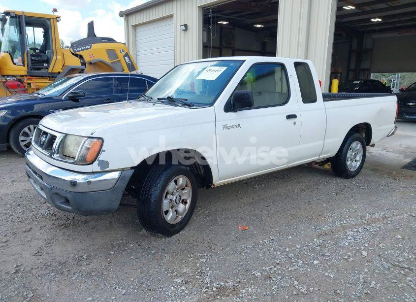 Photo 2 of 2000 Nissan Frontier XE (VIN 1N6DD26S9YC363558)