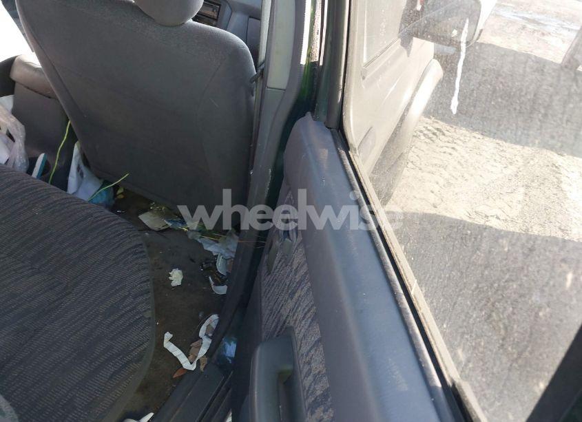 Photo 8 of 2000 Nissan Frontier SE-V6/XE-V6 (VIN 1N6ED27T4YC381428)