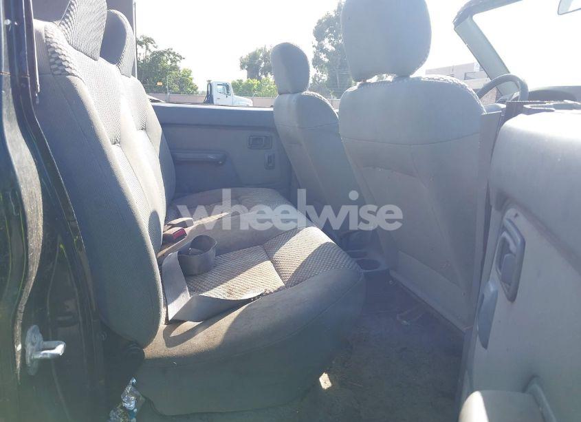 Photo 8 of 2001 Nissan Frontier SE-V6 (VIN 1N6ED27T91C392060)