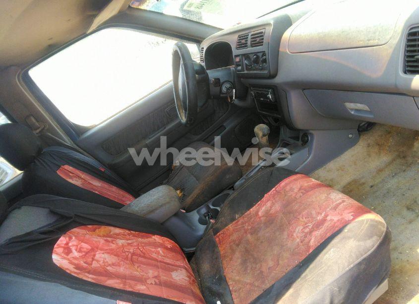 Photo 5 of 2000 Nissan Frontier 2WD SE-V6/XE/XE-V6 (VIN 1N6ED27TXYC375617)