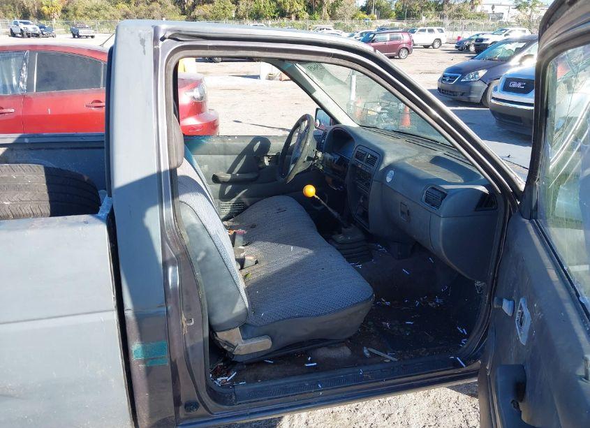 Photo 5 of 1995 Nissan Truck E/XE (VIN 1N6SD11S2SC360369)