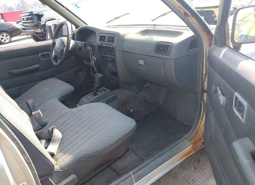 Photo 5 of 1996 Nissan Truck XE (VIN 1N6SD11S3TC305687)