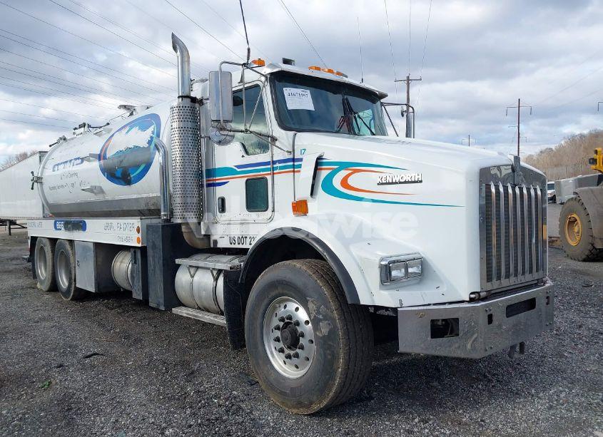 2005 Kenworth Construction T800 (VIN 1NKDL00X55J073371) main photo