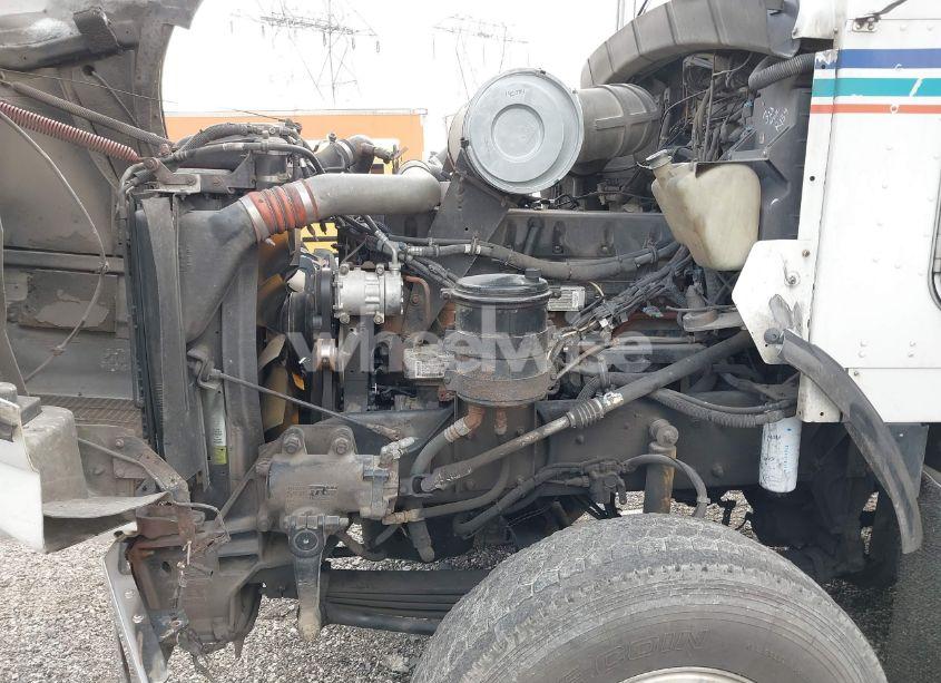 Photo 10 of 2005 Kenworth Construction T800 (VIN 1NKDL00X55J073371)