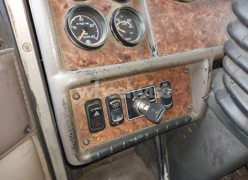 Photo 11 of 2005 Kenworth Construction T800 (VIN 1NKDL00X55J073371)