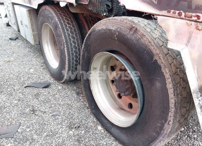 Photo 16 of 2005 Kenworth Construction T800 (VIN 1NKDL00X55J073371)