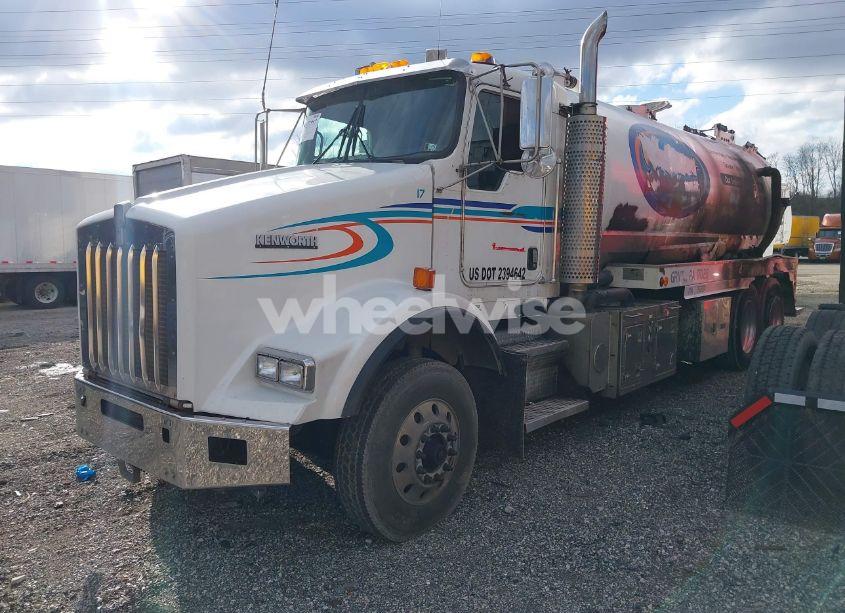 Photo 2 of 2005 Kenworth Construction T800 (VIN 1NKDL00X55J073371)