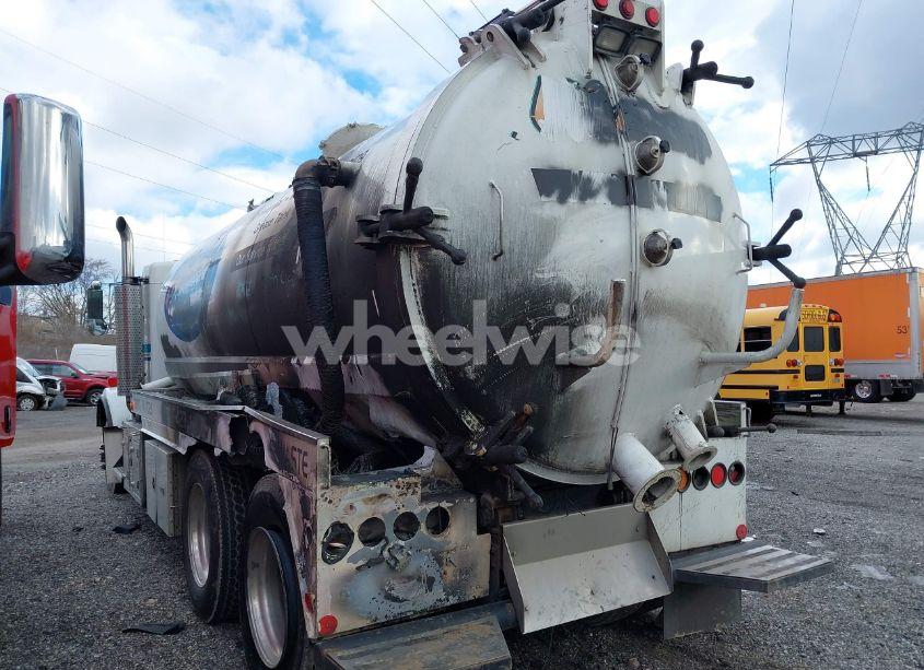 Photo 3 of 2005 Kenworth Construction T800 (VIN 1NKDL00X55J073371)