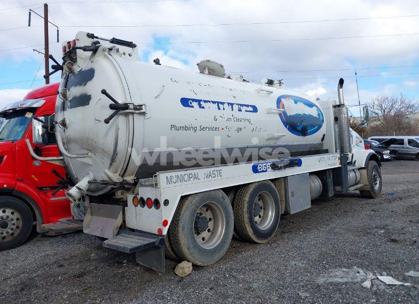 Photo 4 of 2005 Kenworth Construction T800 (VIN 1NKDL00X55J073371)